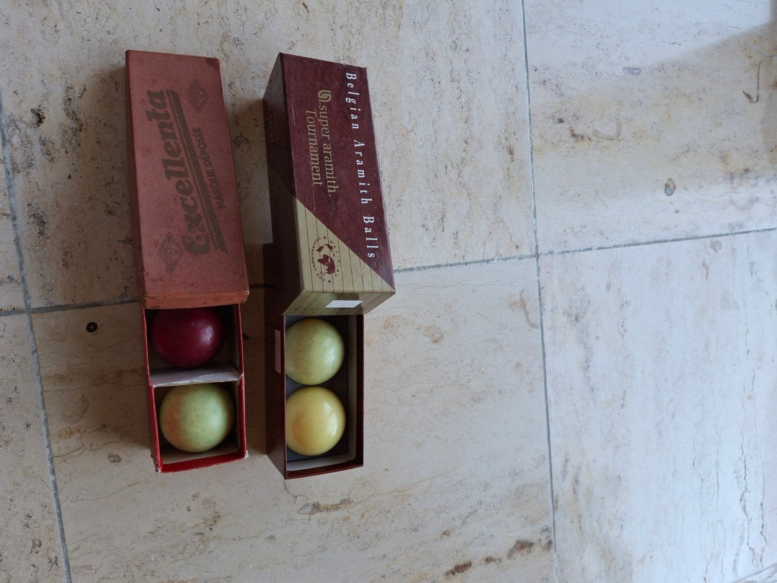 6 caramboleballen en 2 dozen krijtjes, Ophalen