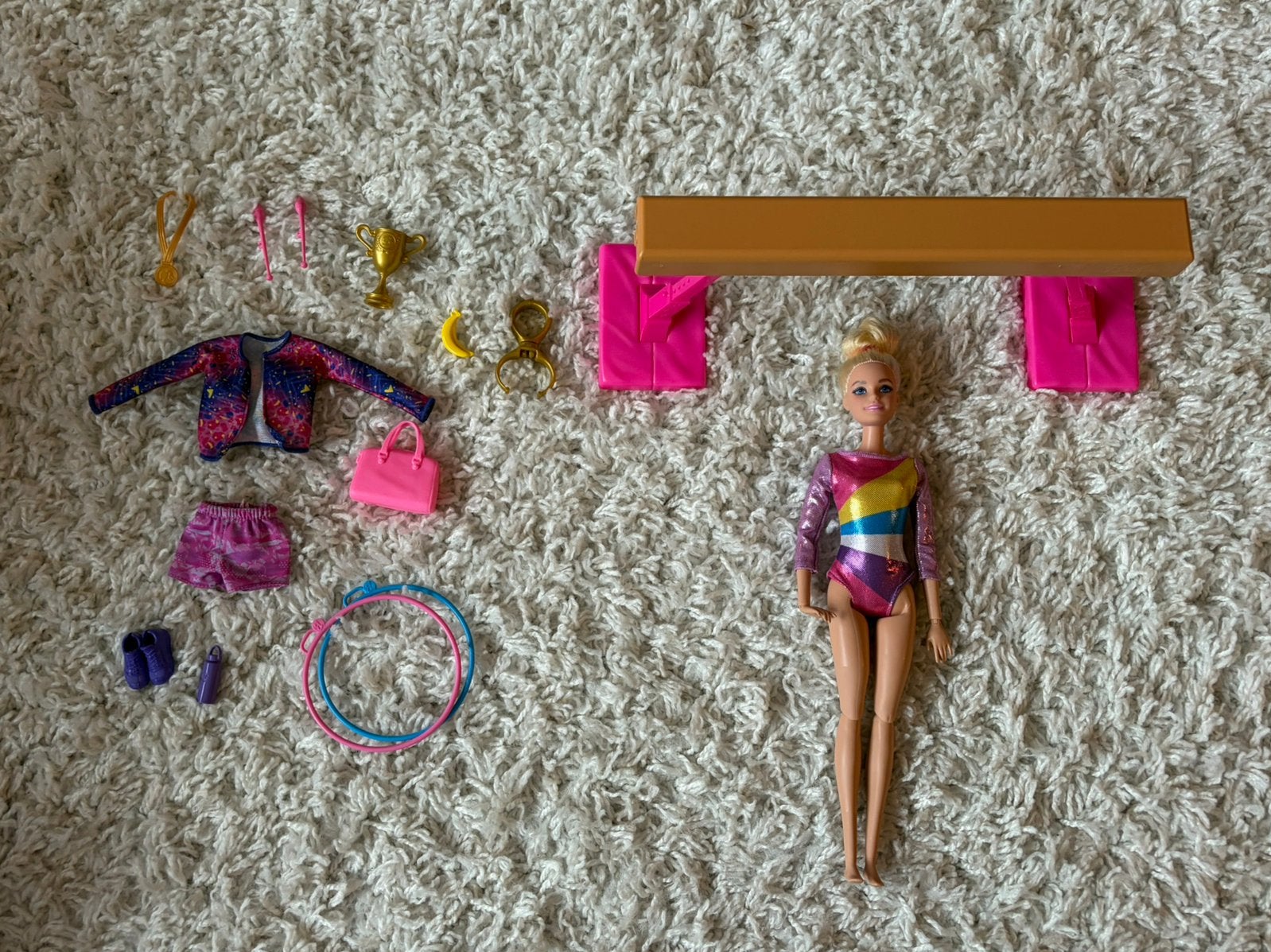BARBIE - Barbie met balk en accessoires, Kinderen en Baby's, Speelgoed | Poppen, Ophalen of Verzenden, Zo goed als nieuw, Barbie