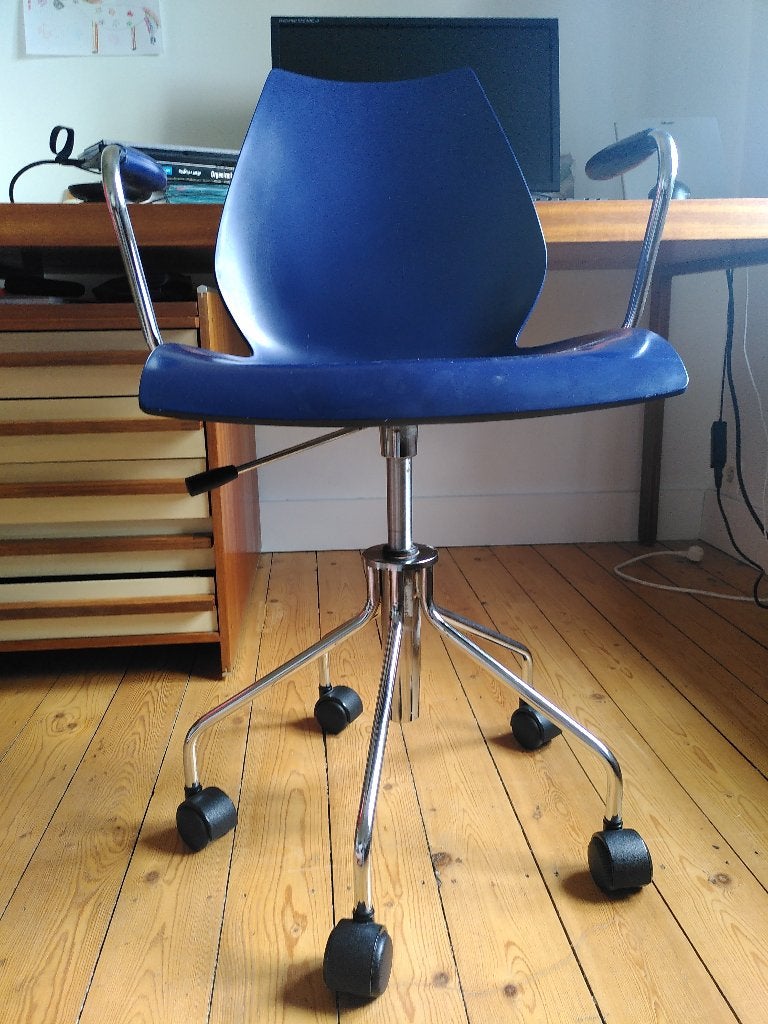 Maui by Vico Magistretti for Kartell Design bureaustoel, Huis en Inrichting, Stoelen, Gebruikt, Eén, Kunststof, Metaal, Blauw