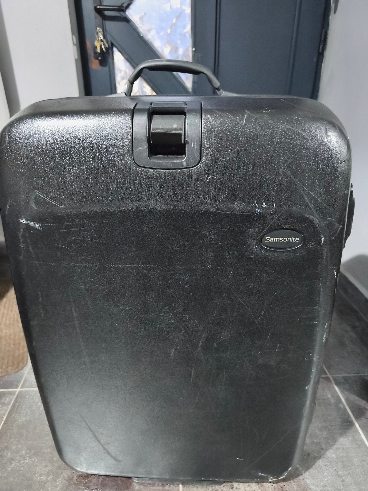 Vends GRANDE VALISE SAMSONITE
Couleur bleue.
Dimensions :
Ha, Bijoux, Sacs & Beauté, 70 cm ou plus, Plastique dur, Poignée extensible