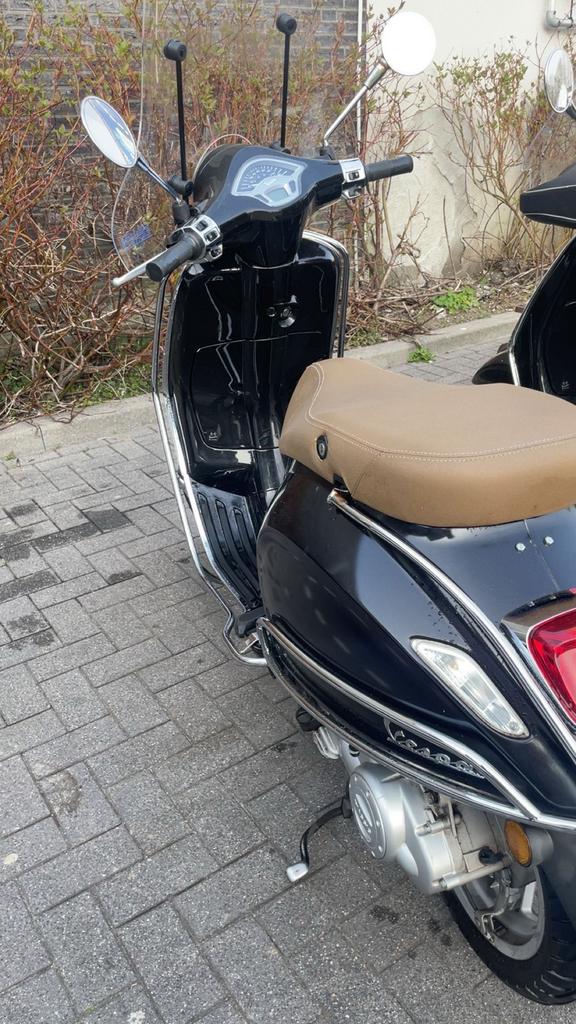 Vespa primavera a klasse, Fietsen en Brommers, Ophalen, Zo goed als nieuw, Vespa