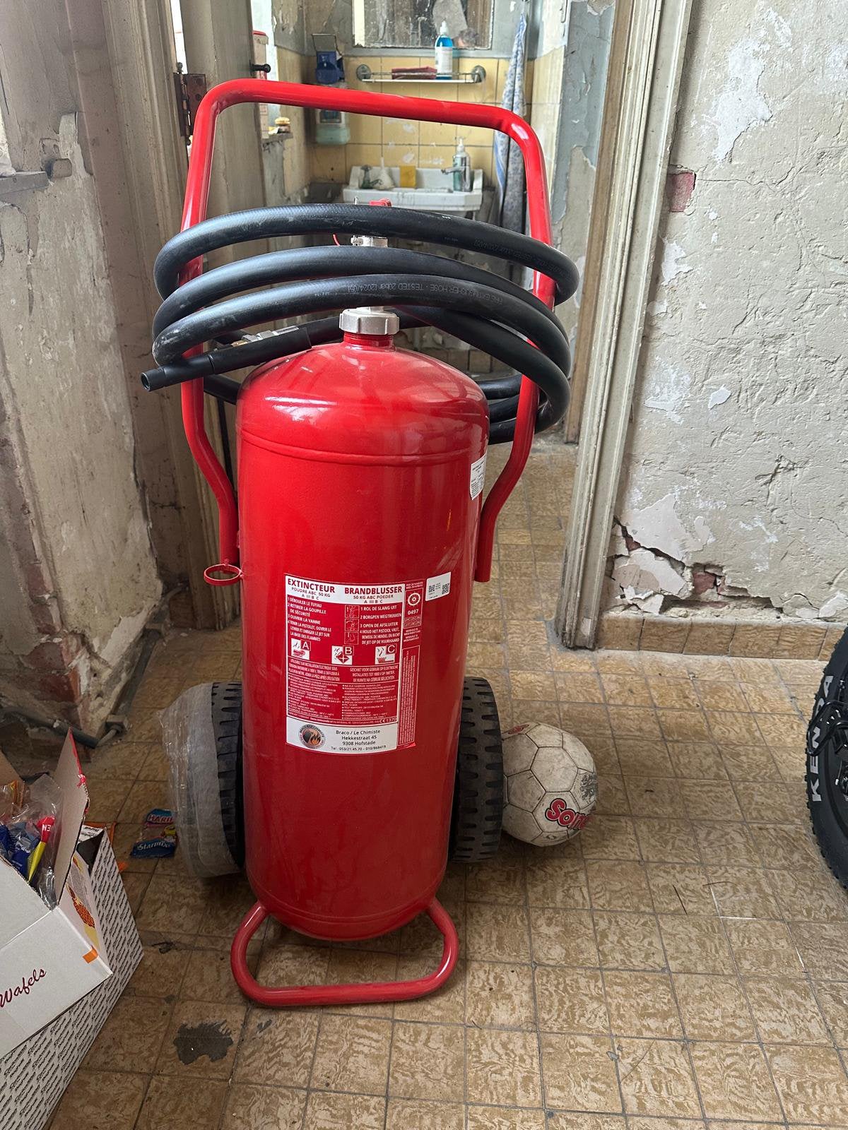 Extincteur a poudre sur roues. 50kg, Maison & Meubles, Extincteurs & Coffres-forts, Enlèvement, Comme neuf, Extincteur