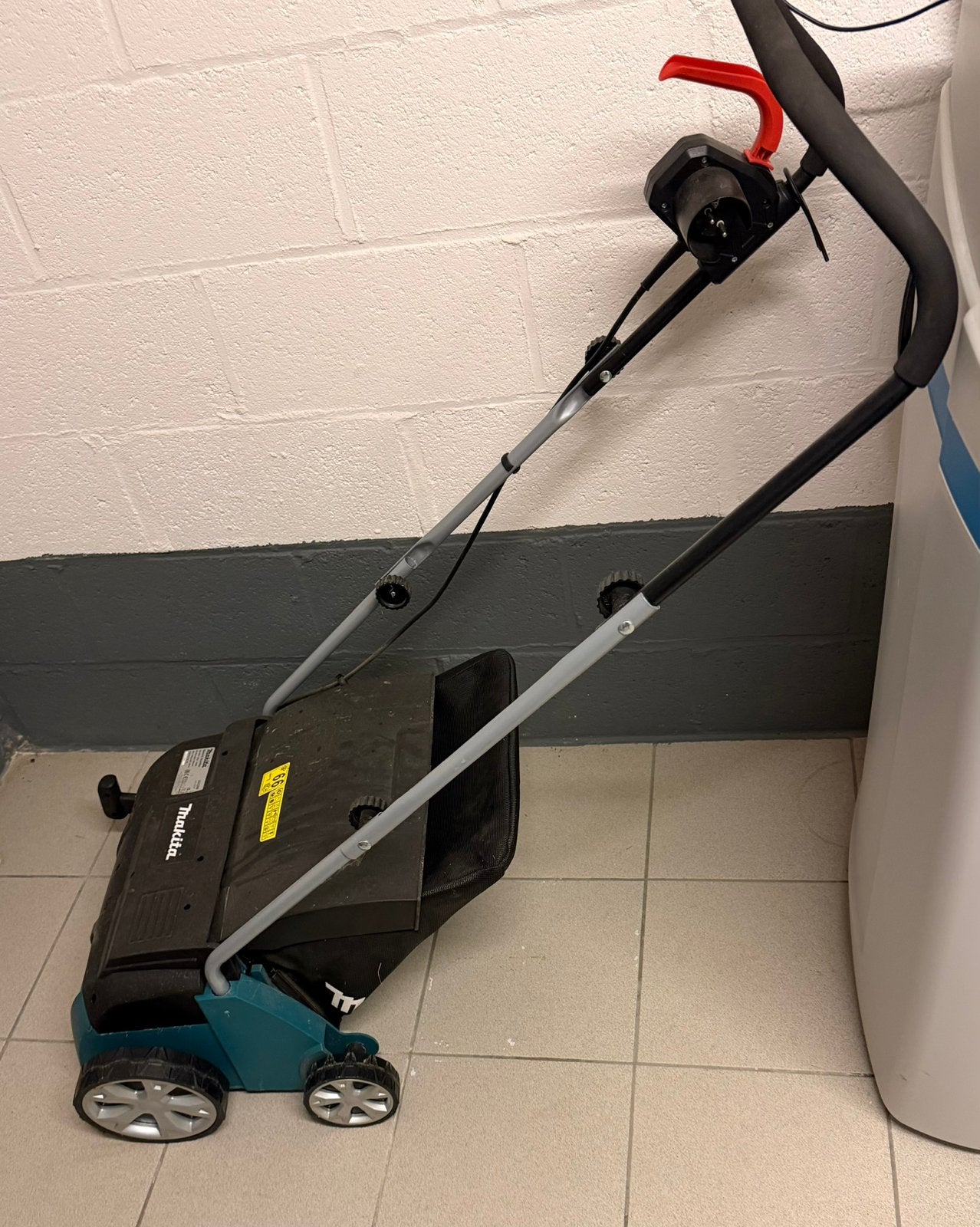 Makita verticuteermachine UV 3200 - 1300 W - 320 mm, Enlèvement, Comme neuf