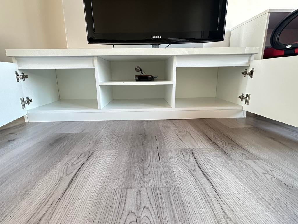 TV + witte TV kast te koop – goede staat, Ophalen