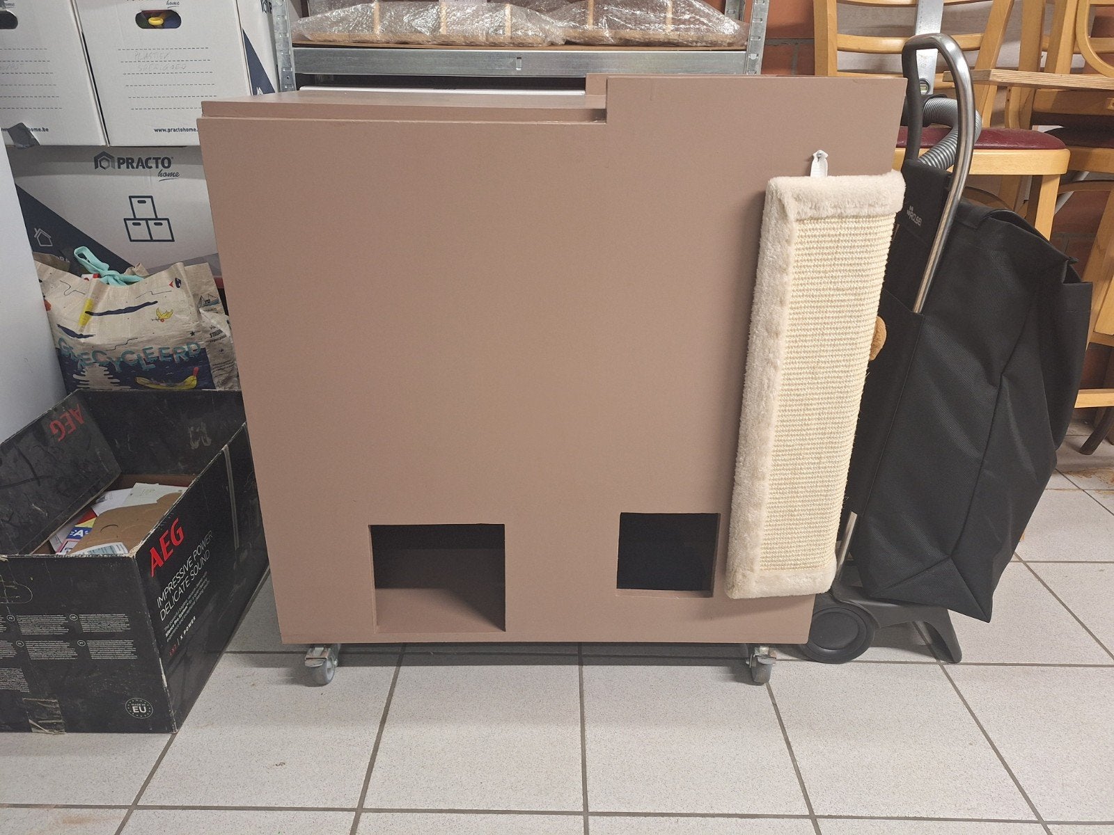 Houten kattenkast op wieltjes met krabmat opzij, Dieren en Toebehoren, Dierenvoeding, Ophalen, Kat