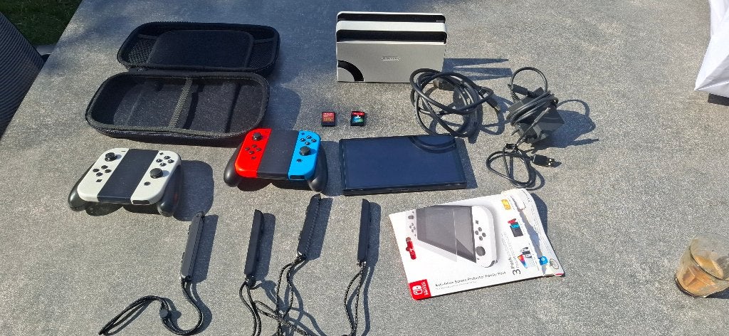 Nintendo Switch 1 d’occasion et 2 paires de Joy-Con, Enlèvement, Utilisé, Switch Original, Avec jeux