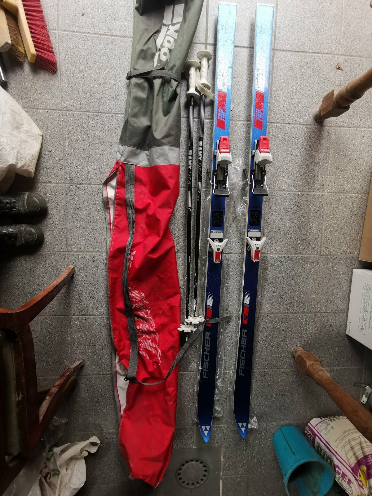 Skilatten met skizak en stokken, Ophalen