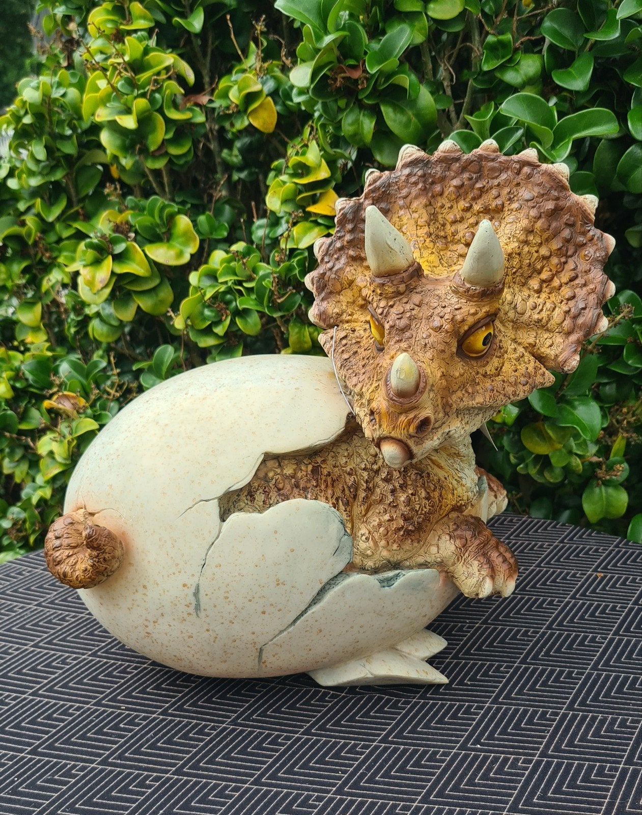 Dino in ei, polyester,  30hoog, Tuin en Terras, Tuinbeelden, Ophalen, Zo goed als nieuw, Kunststof, Dierenbeeld