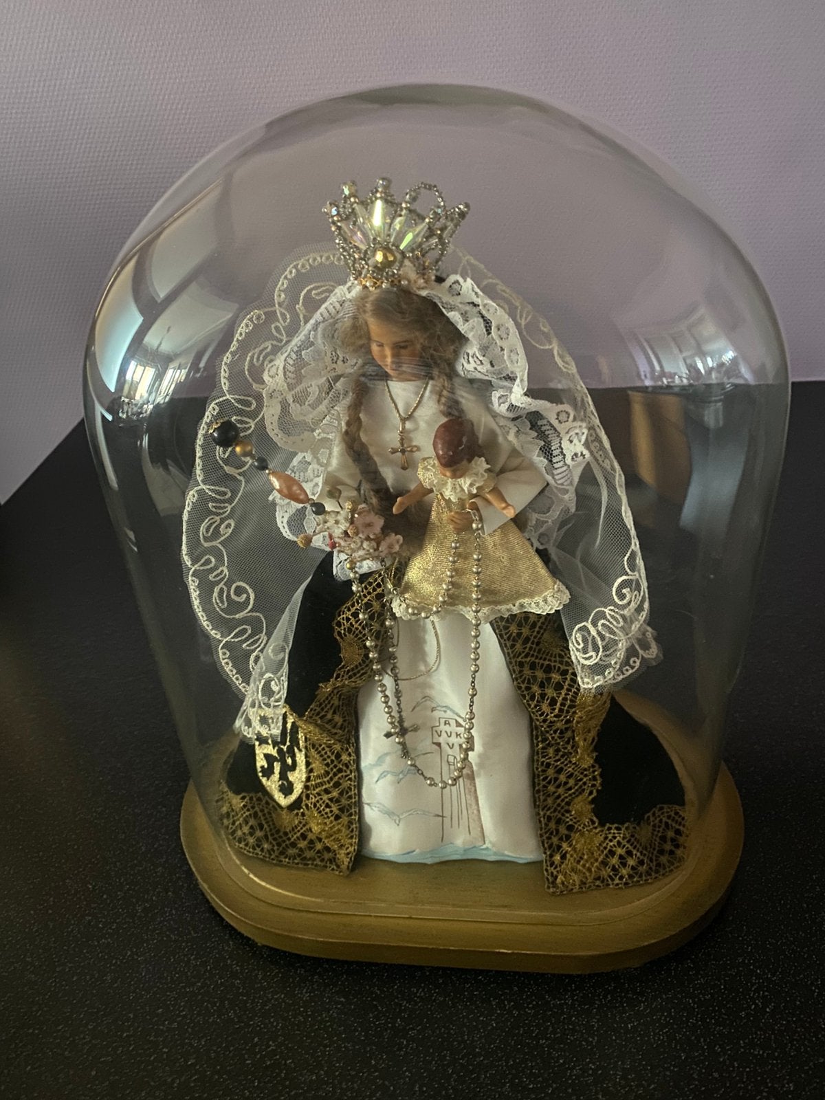 Vierge et l’enfant sous globe brodé fils d’or, Enlèvement
