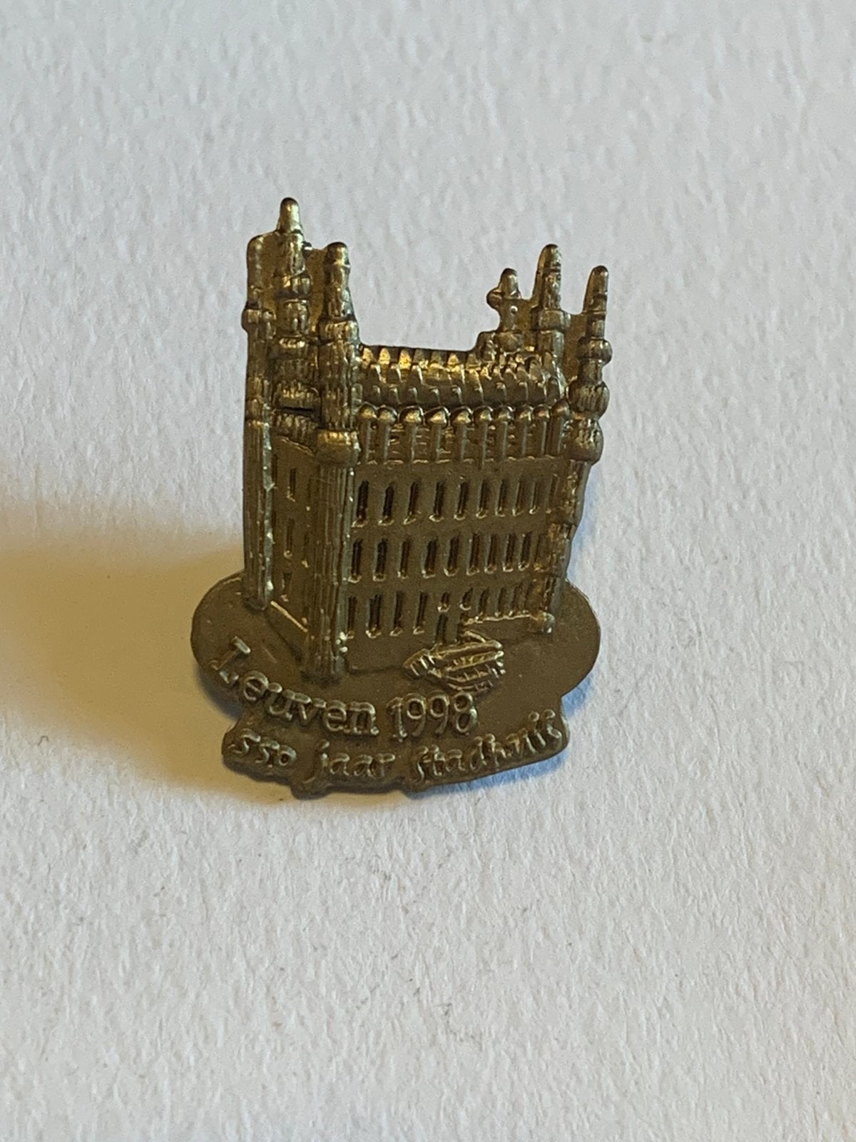 Retro pin van Leuven, Ophalen of Verzenden, Zo goed als nieuw