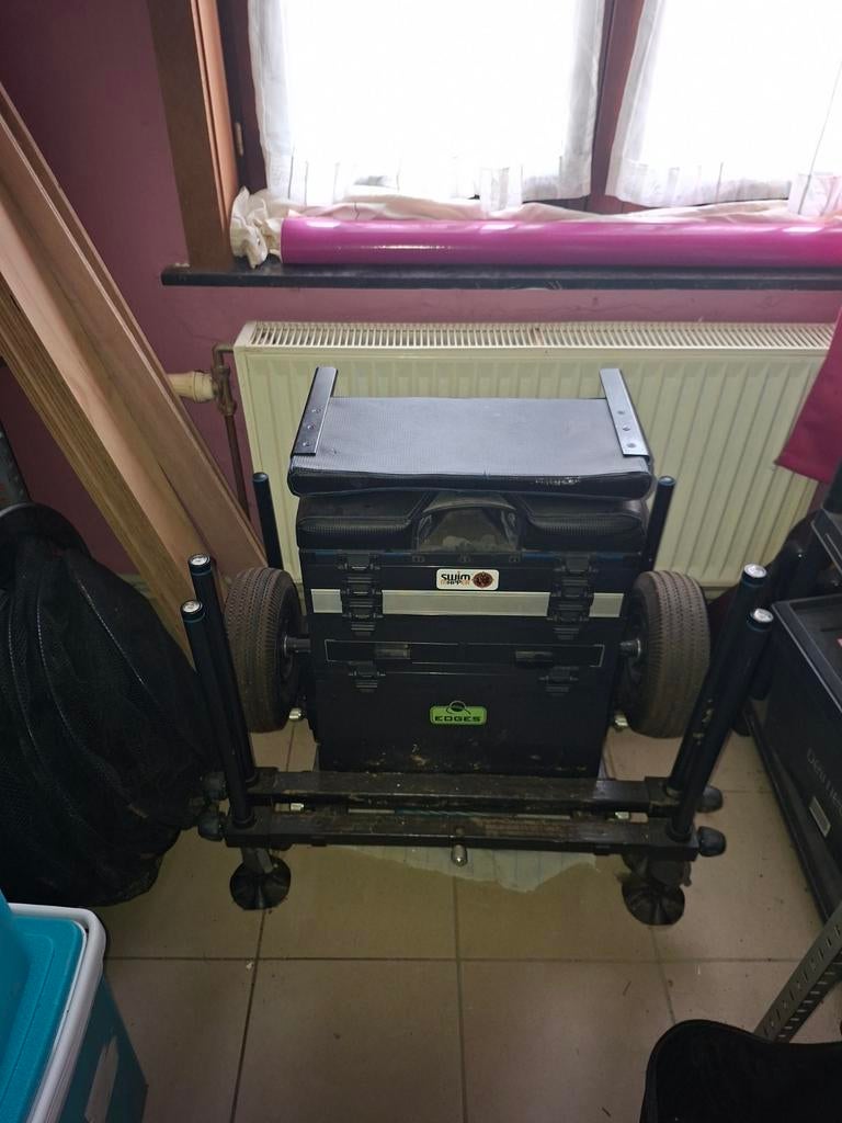 Station de peche avec roues,tablette,accessoires