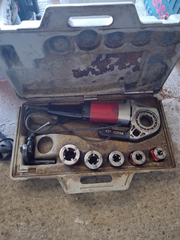 Ridgid handbediende draadsnijmachine, Ophalen