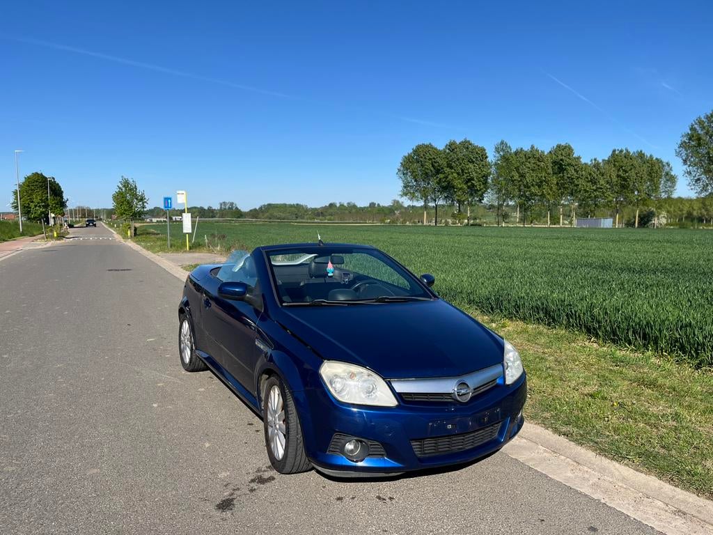 Opel tigra cabrio met airco kn 202.000 bj 2004, Auto's, Opel, Bedrijf, Benzine, Ophalen of Verzenden