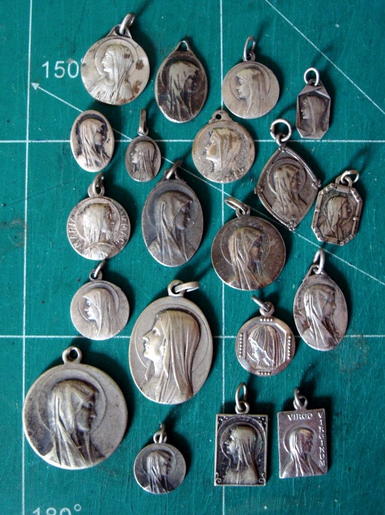 Lot van 20 oude Lourdesmedailletjes allerhande, Collections, Religion, Envoi, Utilisé, Autres types, Christianisme | Catholique