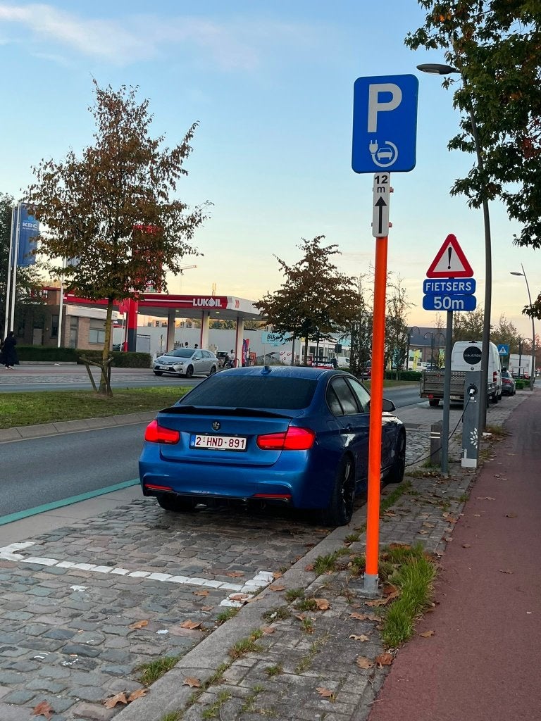 BMW 330e F30 — Cartes personnalisées complètes, Autos, Achat, Capteur de stationnement, Noir, 5 places