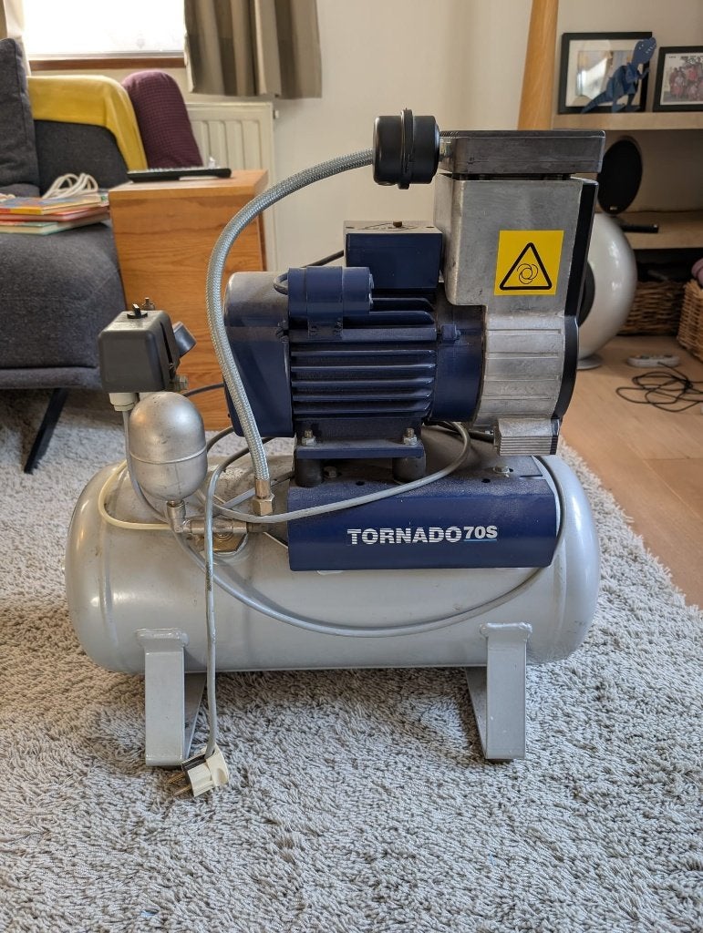 Dürr Dental Tornado 70S — compresseur en bon état, Bricolage & Construction, Moins de 200 litres/min, Enlèvement, 25 à 100 litres