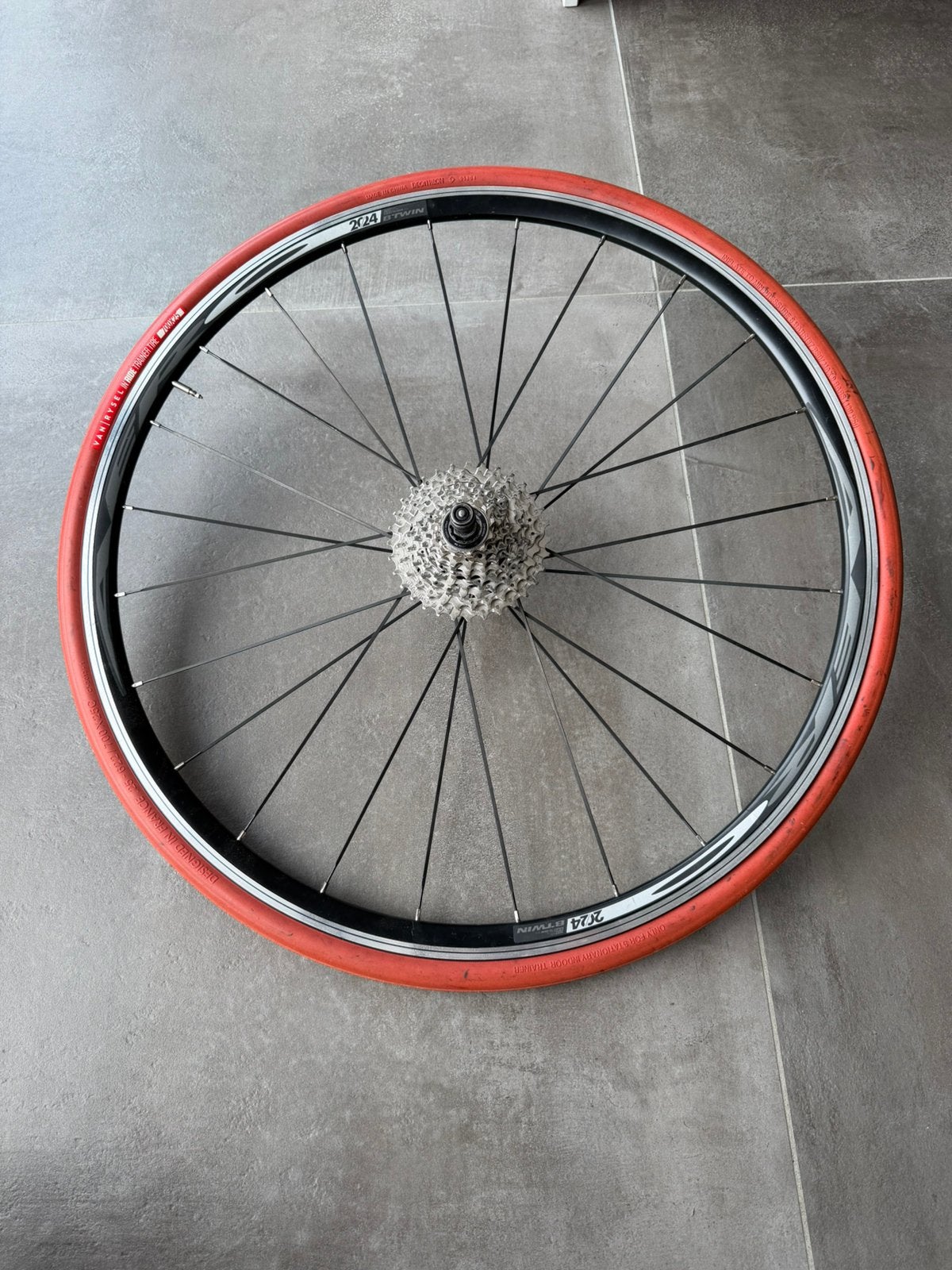 Roue arrière home trainer B'Twin 700C + cassette Shimano 9v, Vélos & Vélomoteurs, Vélos Pièces, Utilisé, Roue, Aluminium, Enlèvement