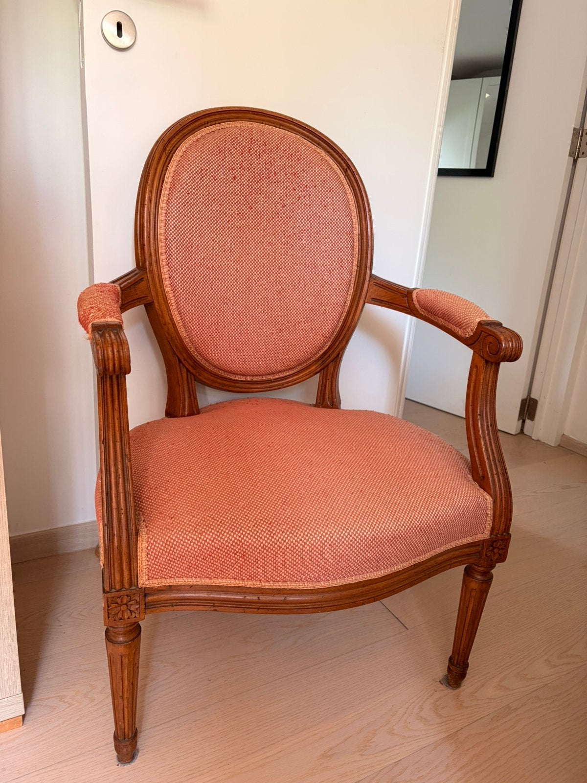 Fauteuil médaillon style Louis XVI, Antiek en Kunst, Antiek | Meubels | Stoelen en Sofa's, Ophalen