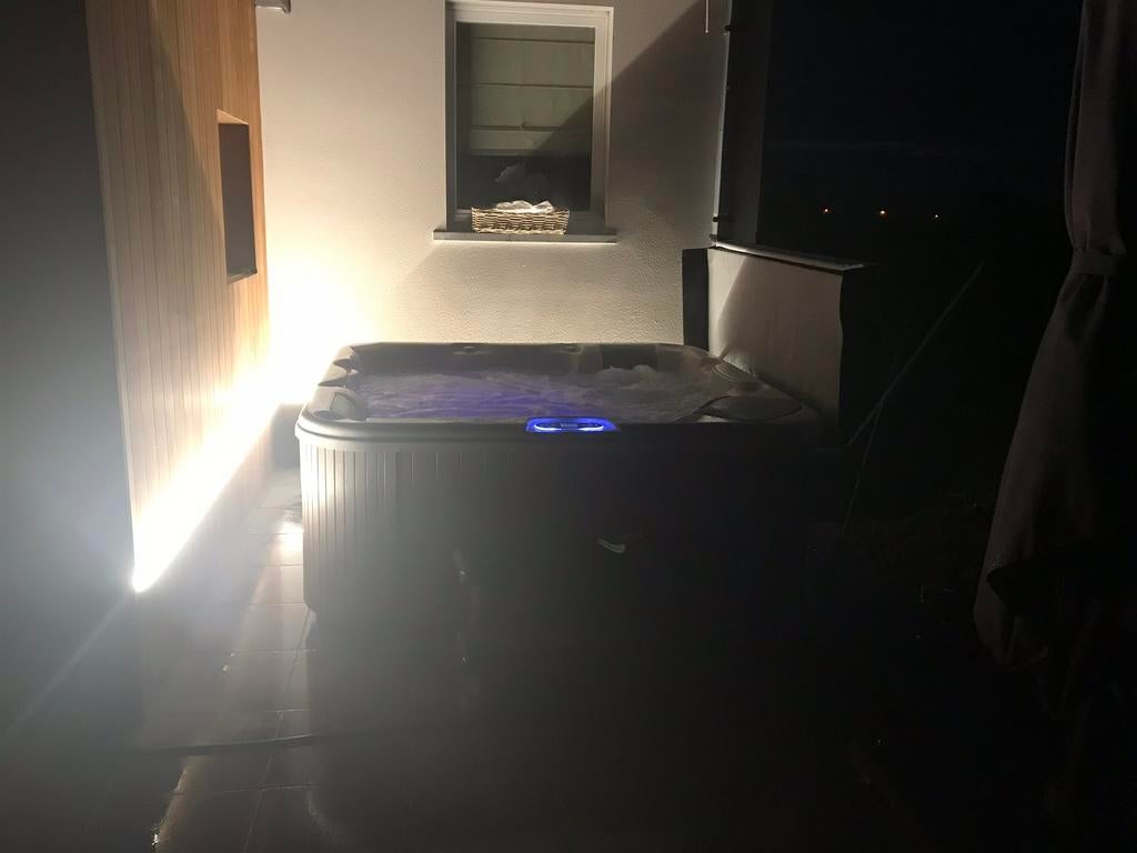 Jacuzzi 3 zit en 2 ligplaatsen