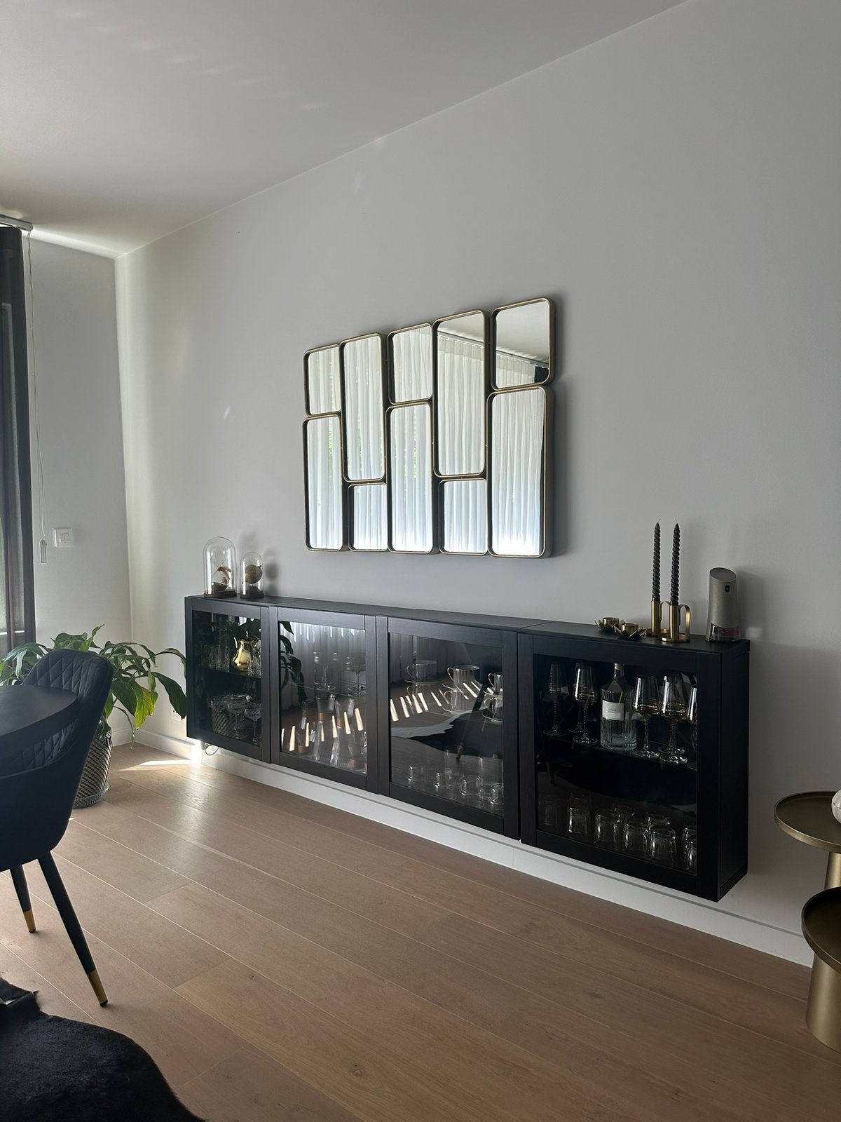 IKEA BESTÅ vitrinekast + design spiegel Maison du Monde, Huis en Inrichting, Kasten | Dressoirs, Ophalen, Zo goed als nieuw