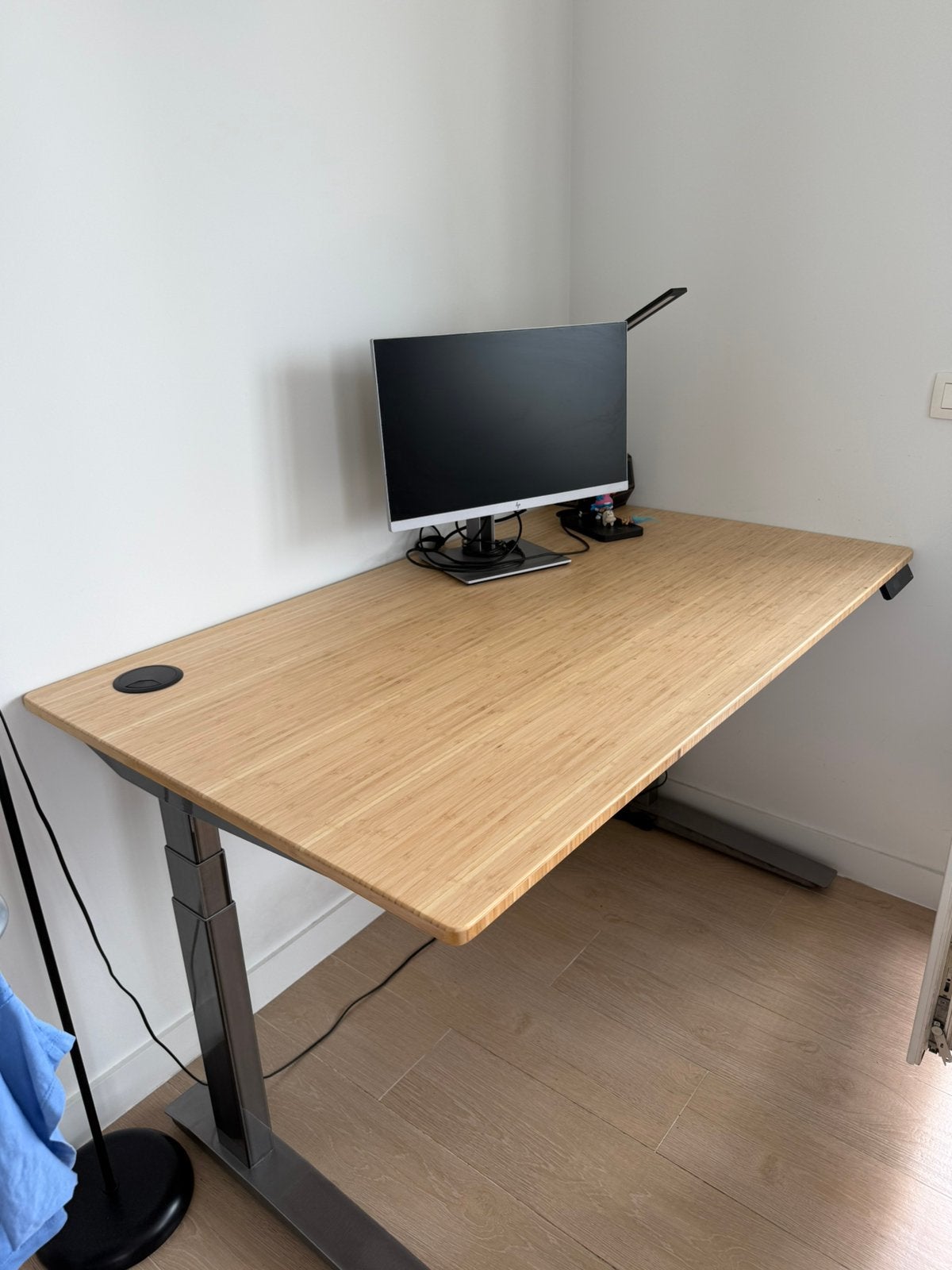 Standing Work Desk (140x80) + HP Monitor, Ophalen, Zo goed als nieuw