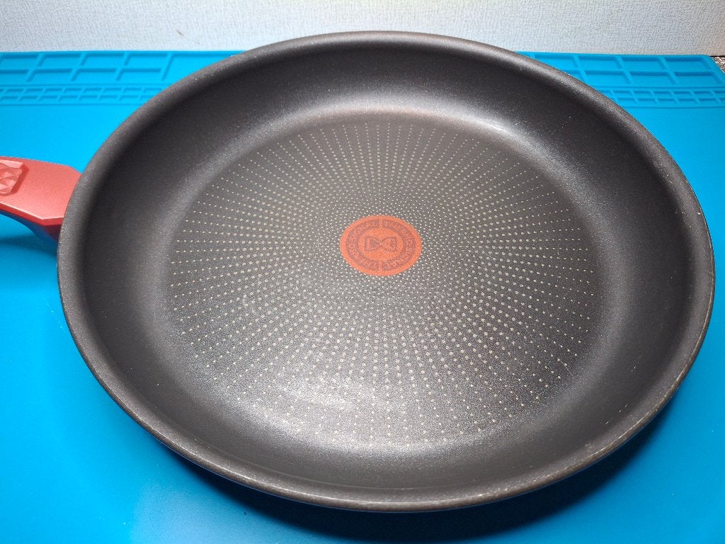 Poêle Tefal 28 cm - Tous feux, Maison & Meubles, Cuisine | Casseroles & Poêles, Tefal, Aluminium, Comme neuf, Revêtement antiadhésif