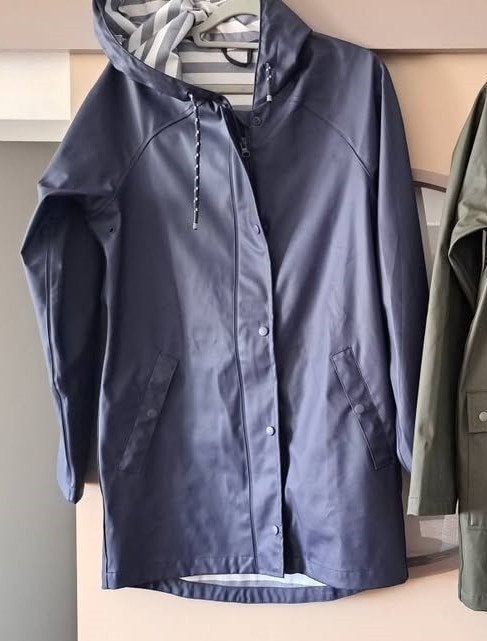 lange regenjas in blauw, met kap, mt M/L, zgan, Caravans en Kamperen, Regenkleding, Ophalen of Verzenden, Nieuw, Regenjas, Dames