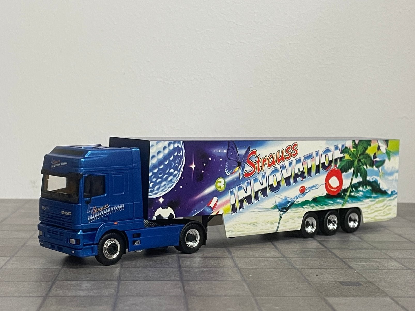 Herpa DAF 95-500 SSC STRAUSS Innovation 1:87, Enlèvement ou Envoi, Comme neuf, Bus ou Camion, Herpa