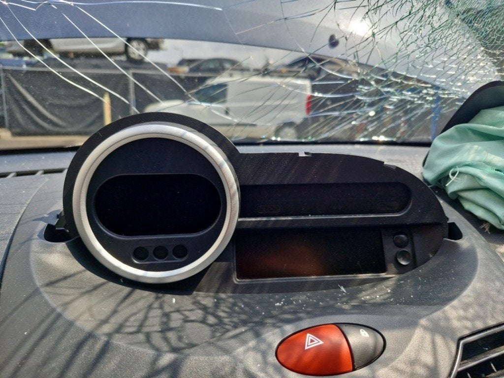 COCKPIT Renault Twingo II (CN) (|8200725330|), Gebruikt, Renault, Peter-Huppertz-Straße 5
51063  Köln, DE, Dialog.deutschland@renault.de
