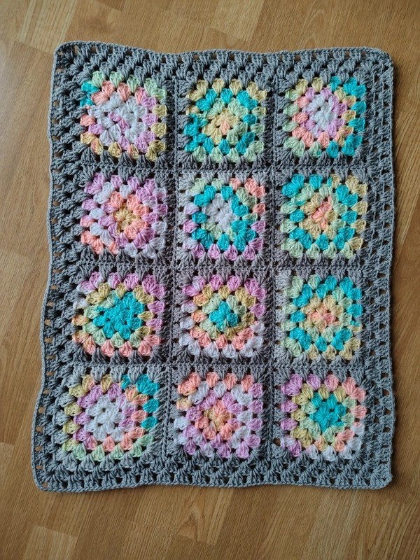 Gehaakt baby dekentje in zomerse kleuren, Verzenden, Handgemaakt