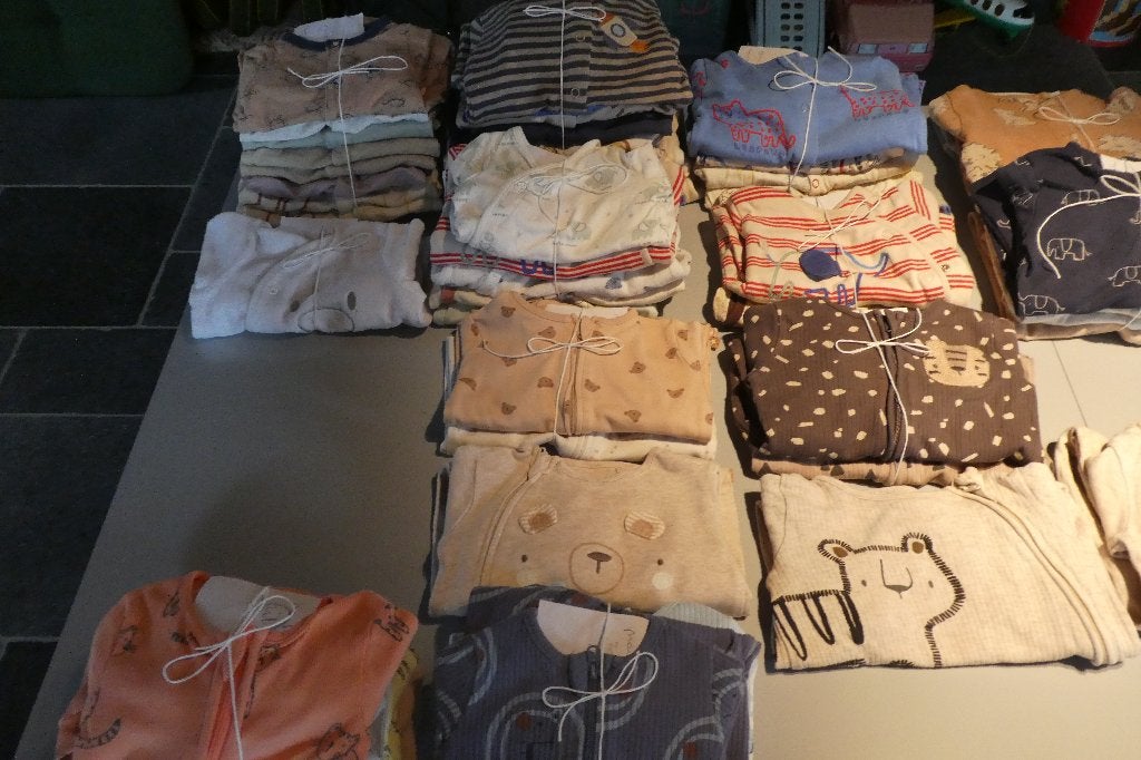 babyrompertjes, bodytjes,  babypyjamaatjes, kruippakjes,..., Enlèvement