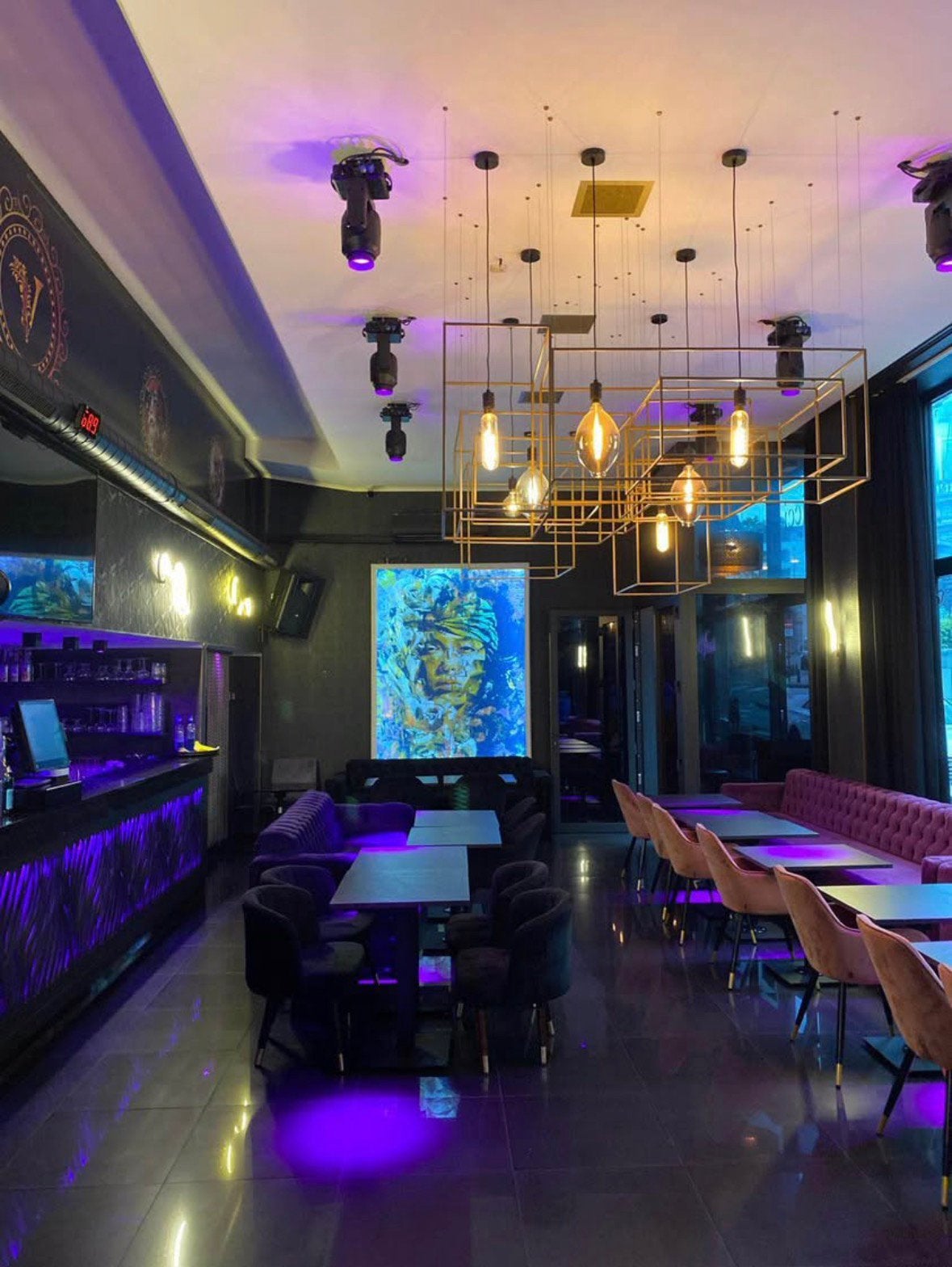 Vicci Lounge Bar, Articles professionnels