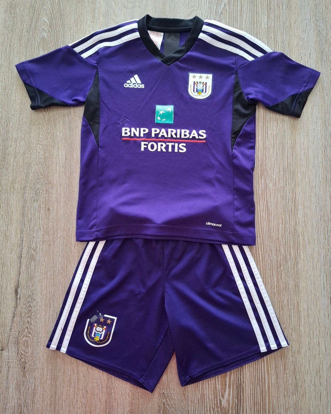 Officieel Adidas RSC Anderlecht voetbaltenue - maat 116, Sport en Fitness, Voetbal, Gebruikt, Set, Maat XS of kleiner, Ophalen