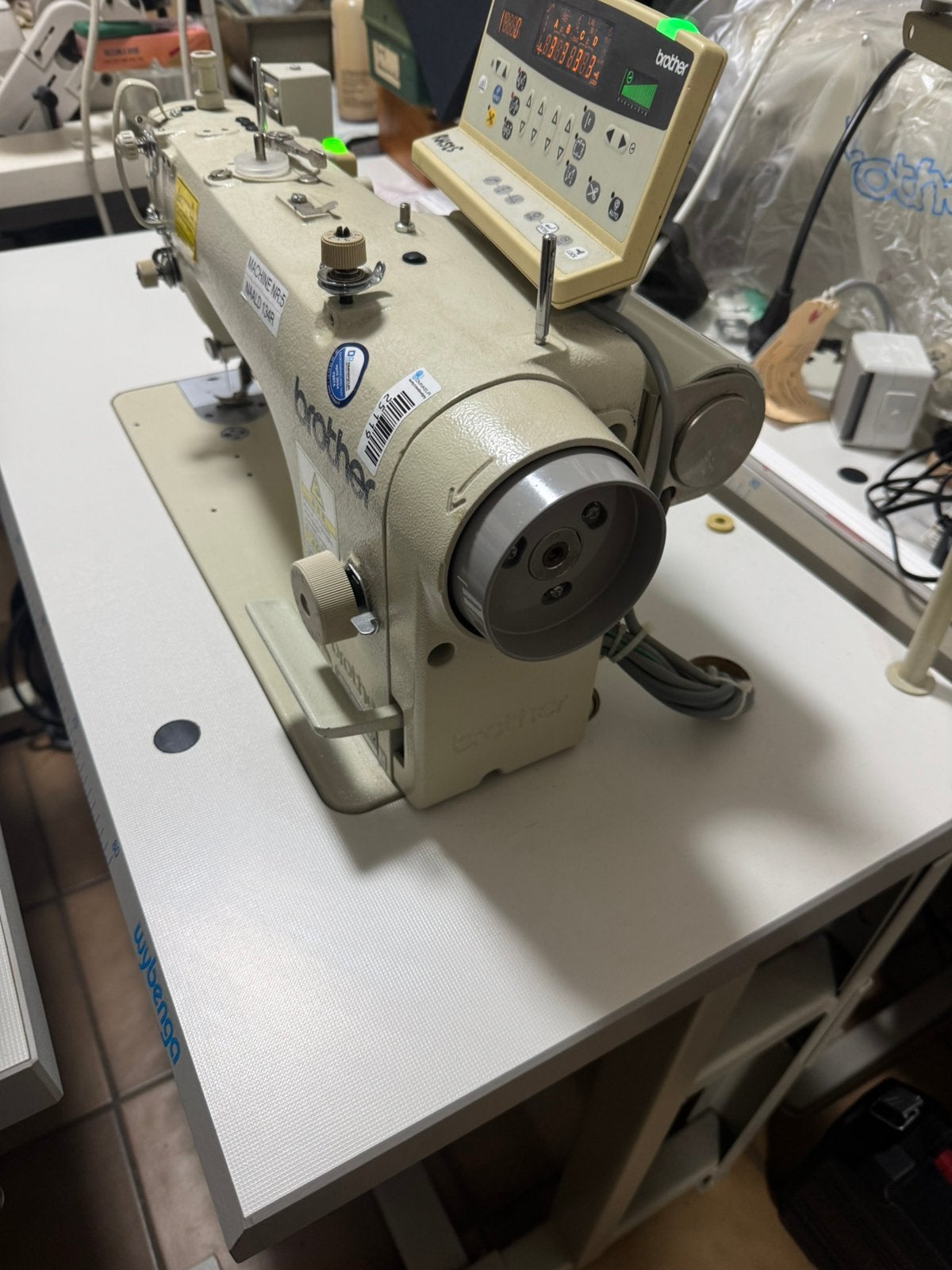Brother entièrement automatique 220 V, Enlèvement, Comme neuf, Machine à coudre, Brother