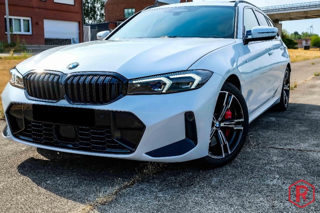 BMW 318i Touring M Sport Pro Pano HarmanKardon ACC, Auto's, Automaat, Dealer onderhouden, Achterwielaandrijving, Wit
