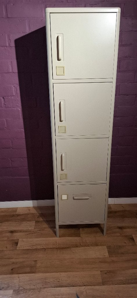 IKEA IDÅSEN hoge kast met lade en deuren, Huis en Inrichting, Ophalen, Minder dan 50 cm, Mooie, stevige metalen opbergkast in beige, in zeer nette staat.