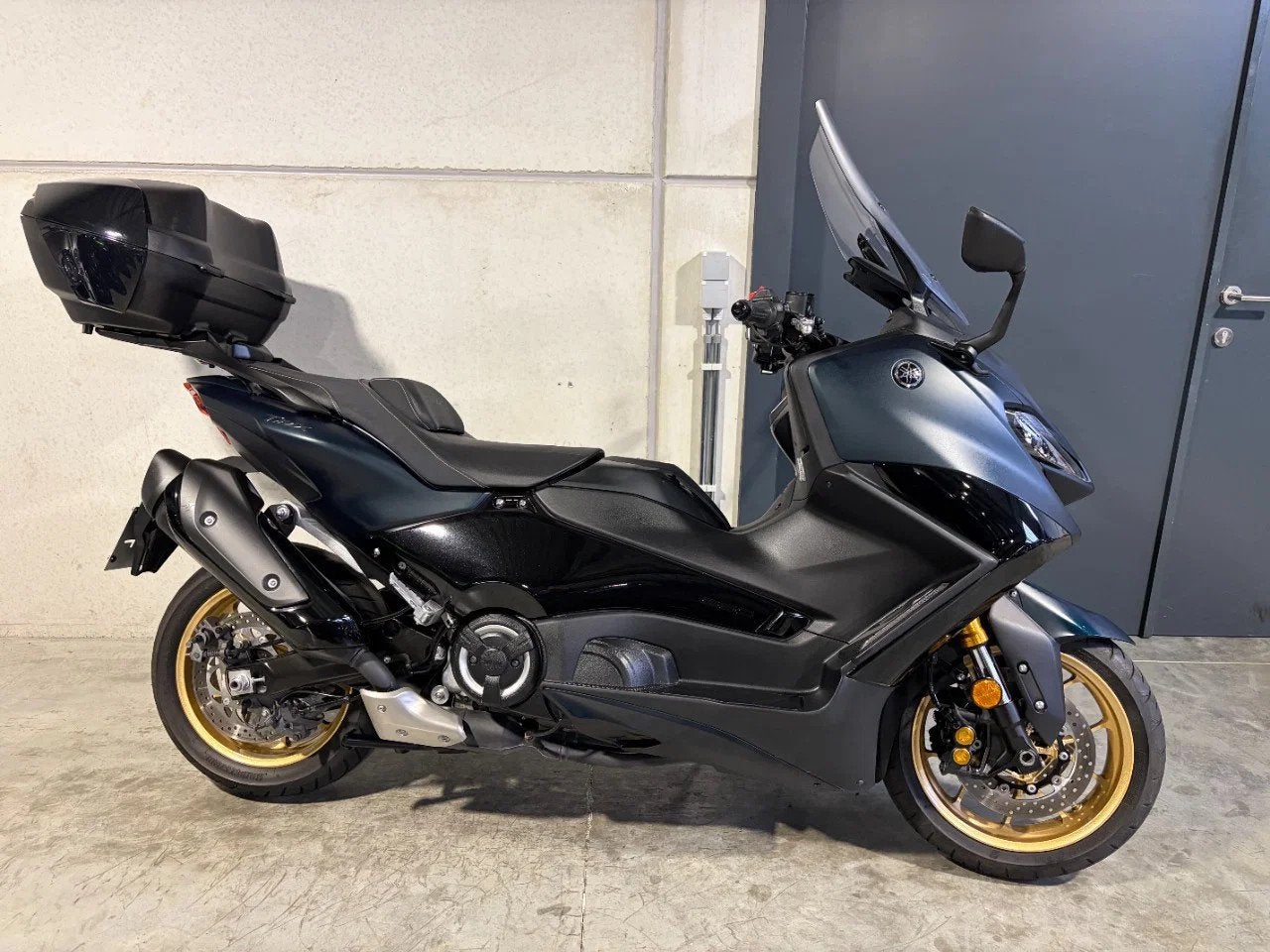 Yamaha Tmax 560 met Yamaha topcase, Motos, Motos | Yamaha, Scooter, Entreprise, 12 à 35 kW, 560 cm³