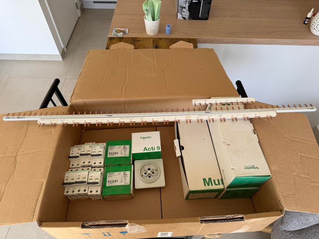Verschillende Schneider schakelaars, 3 dozen cable tie, Bricolage & Construction, Électricité & Câbles, Enlèvement, Neuf