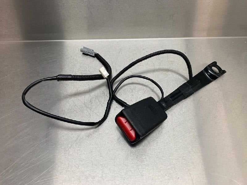BOUCLE DE CEINTURE DE SECURITE AVANT DROIT Auris (E15), Utilisé, Toyota