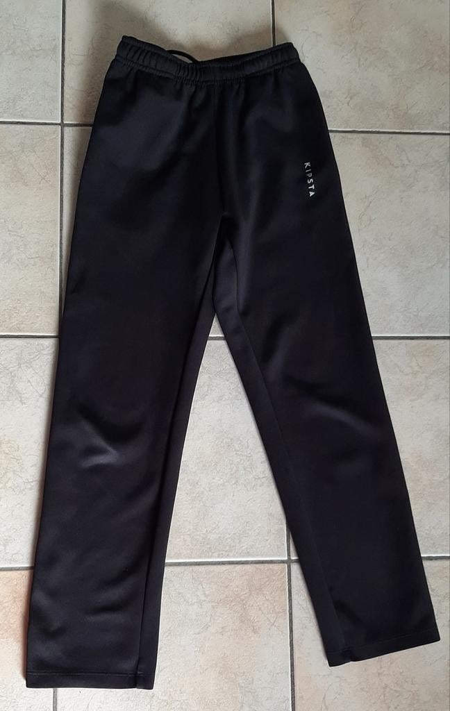 Zwarte joggingbroek Kipsta Decathlon maat 140 of 10 jaar, Kinderen en Baby's, Broek, Kipsta, Ophalen of Verzenden, Zo goed als nieuw