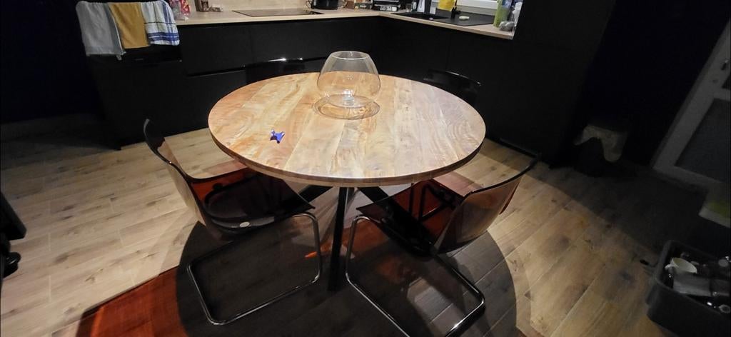 Table en manguier, Enlèvement