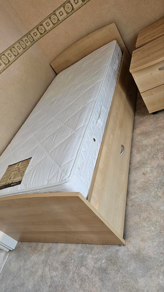 1-persoonsbed + matras + 2 nachtkastjes (zelf te demonteren), Ophalen