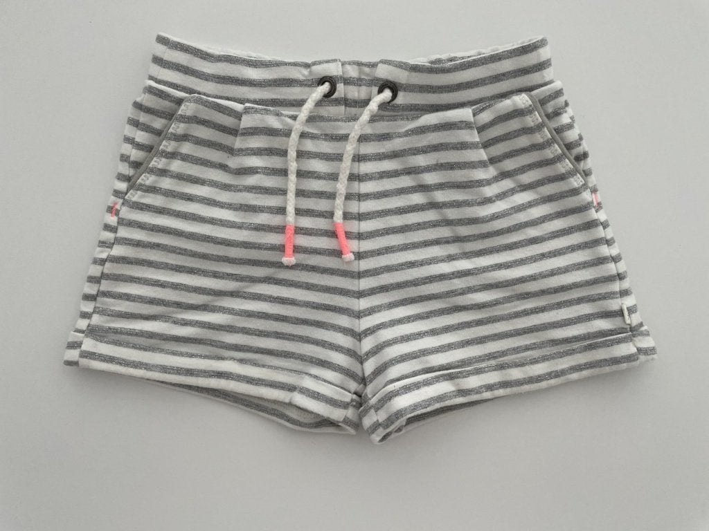 Wit/grijs gestreepte short maat 104, Kinderen en Baby's, Kinderkleding | Maat 104, Broek, Okaïdi, Meisje, Ophalen of Verzenden