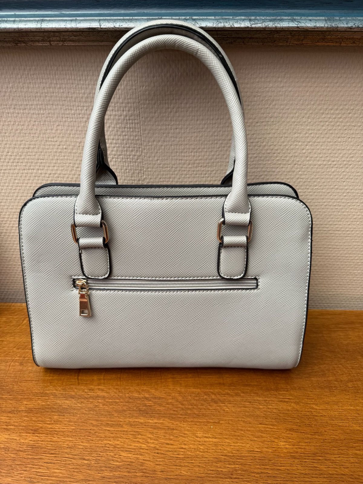 Handtas nieuw 31 cm l x 11 cm d x 27 cm h, Handtassen en Accessoires, Tassen | Damestassen, Ophalen, Nieuw, Handtas