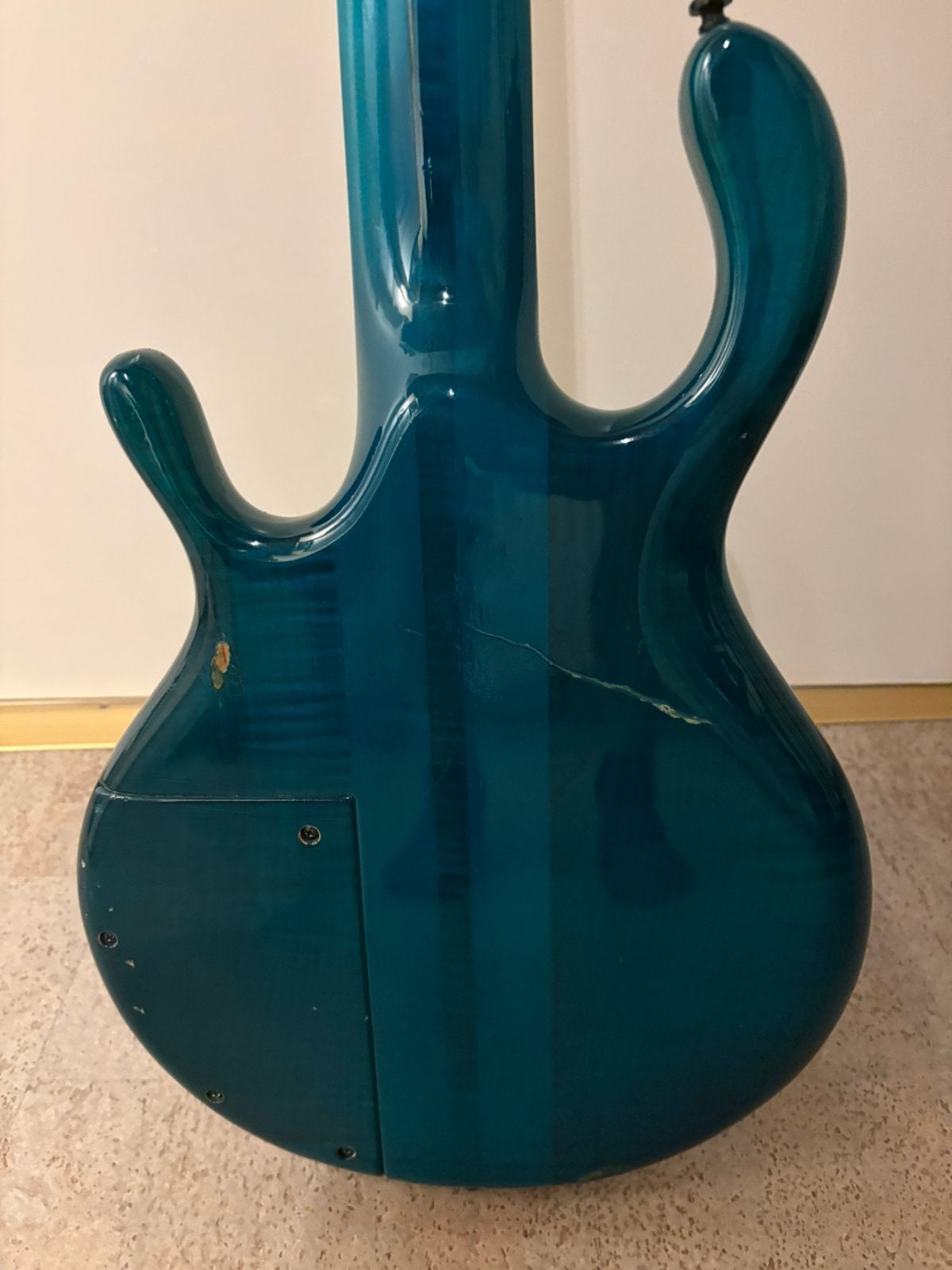 Bas v string Pedulla Pentabuzz bj 1990 met koffer, Musique & Instruments, Instruments à corde | Guitares | Basses, Enlèvement