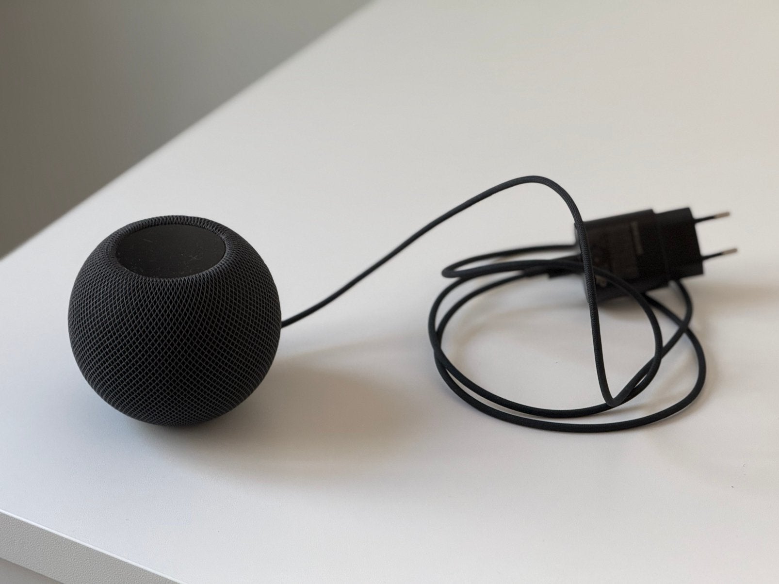 Apple HomePod mini gris sidéral + adaptateur secteur, TV, Hi-fi & Vidéo, Enceintes, Enlèvement ou Envoi, Comme neuf, Enceinte intelligente