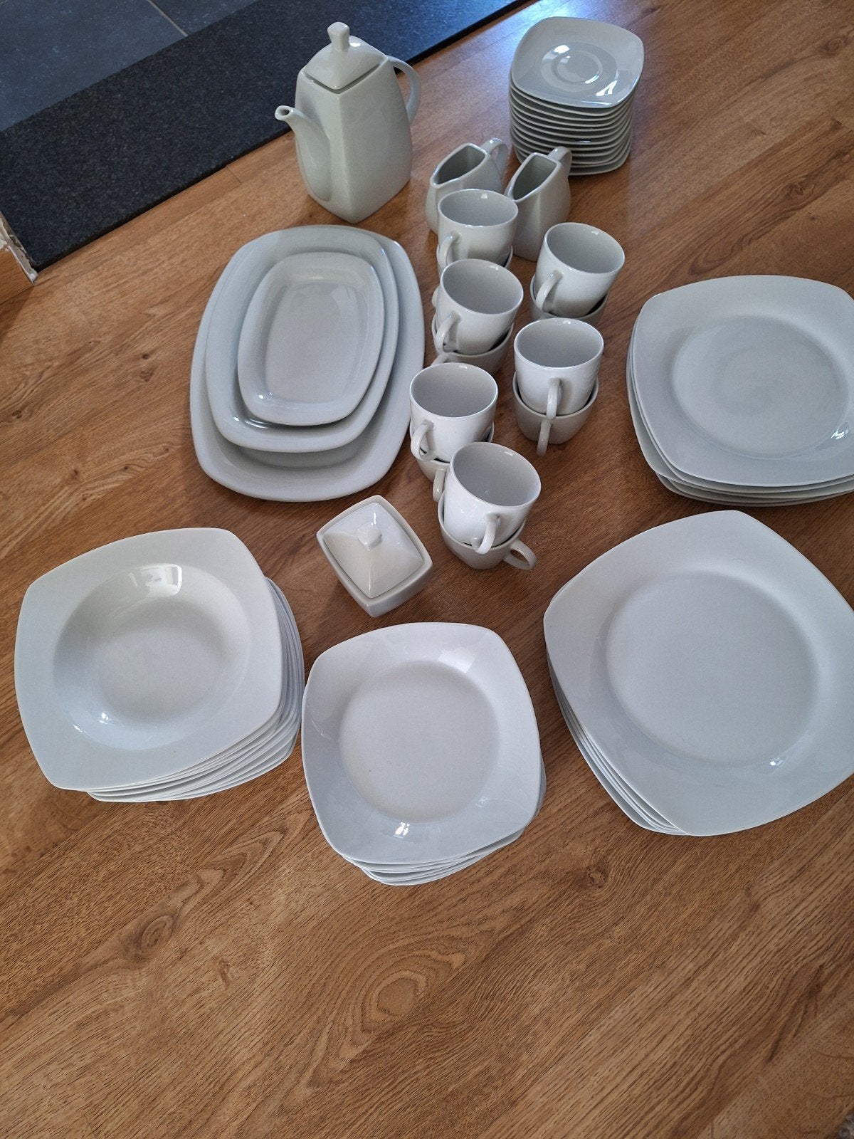 voledig koffie en eetservies, Ophalen, Zo goed als nieuw, Modern, Aardewerk