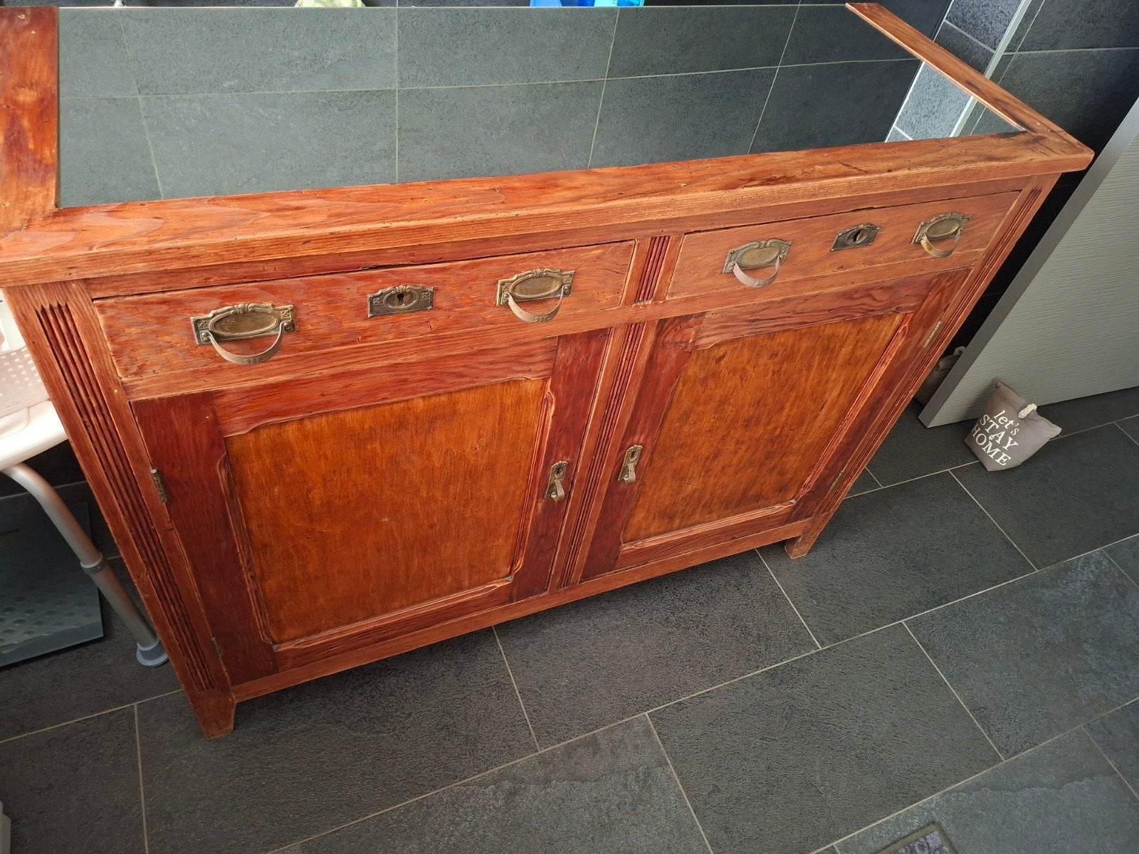 oude kast met spiegelglas bovenaan, Ophalen