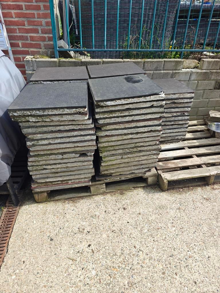 Gratis betontegels met rubber 50cm x50cm x 5cm nog 33stuks!, Ophalen