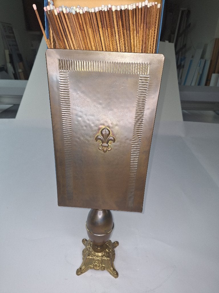 Porte-allumettes ancien en cuivre sur pied — French lily, Enlèvement